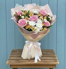Букет цветов из:  Гвоздики, Орхидеи и Розы в село Овощи