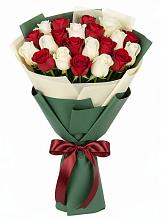 Букет Микс из красных и белых роз в село Овощи