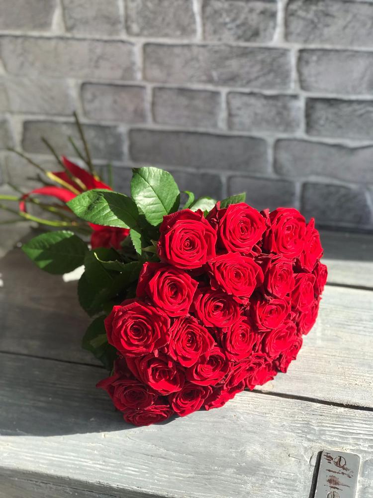 Букет Красные розы Фридом в село Овощи