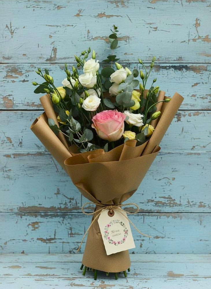 Букет цветов из: Розы и Лизиантусы в село Овощи