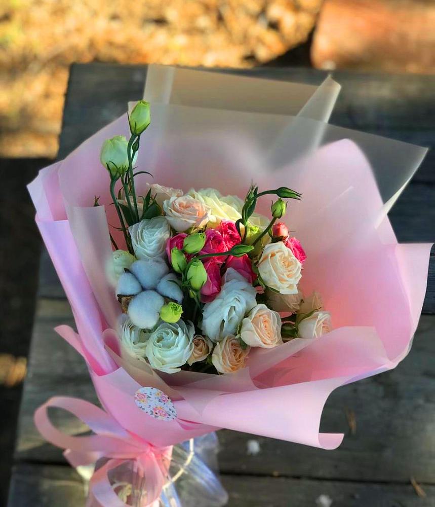 Букет цветов из: Розы и Лизиантусы в село Овощи