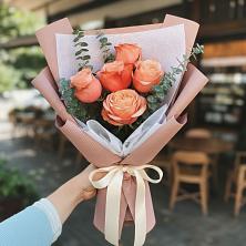 Букет цветов из:  Розы в село Овощи