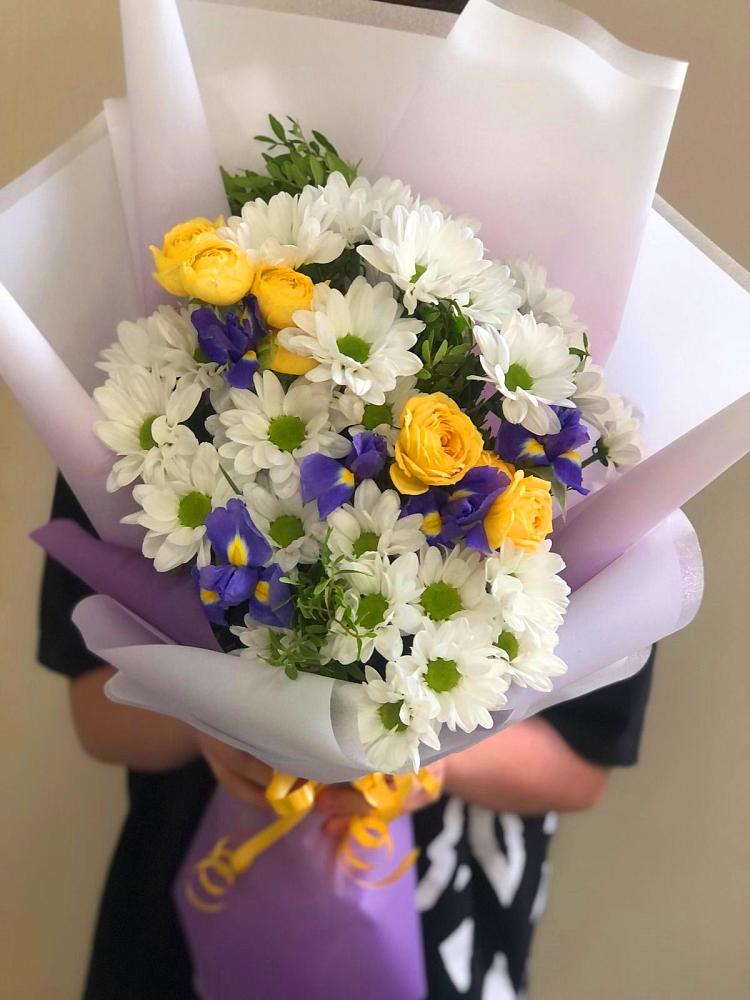 Букет цветов из: Ирисы, Хризантемы и Розы в село Овощи