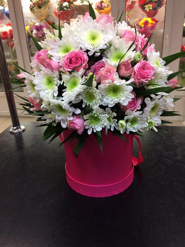 Цветочная композиция из Розы и Хризантемы в шляпной коробке в село Овощи