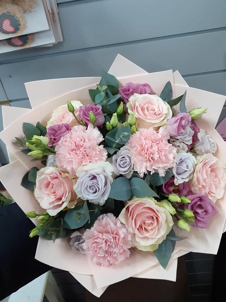 Букет цветов из: Розы, Гвоздики и Лизиантусы в село Овощи