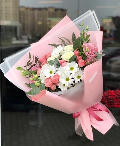 Букет цветов из: Розы, Лизиантусы и Хризантемы в село Овощи